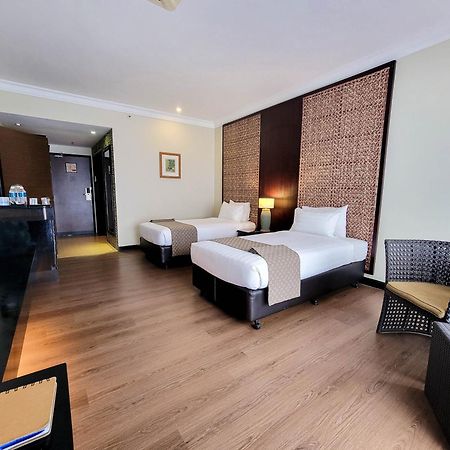 Mines Beach Resort Hotel Seri Kembangan Exteriör bild