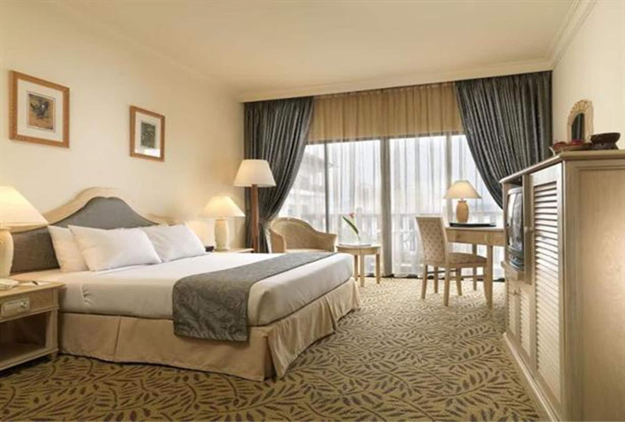 Mines Beach Resort Hotel Seri Kembangan Exteriör bild