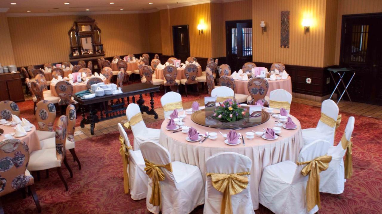 Mines Beach Resort Hotel Seri Kembangan Exteriör bild