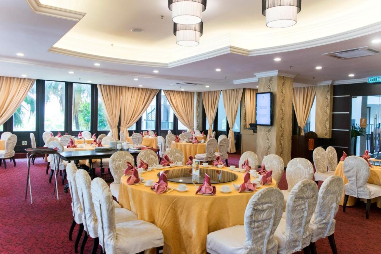 Mines Beach Resort Hotel Seri Kembangan Exteriör bild