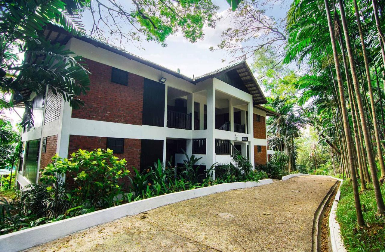 Mines Beach Resort Hotel Seri Kembangan Exteriör bild