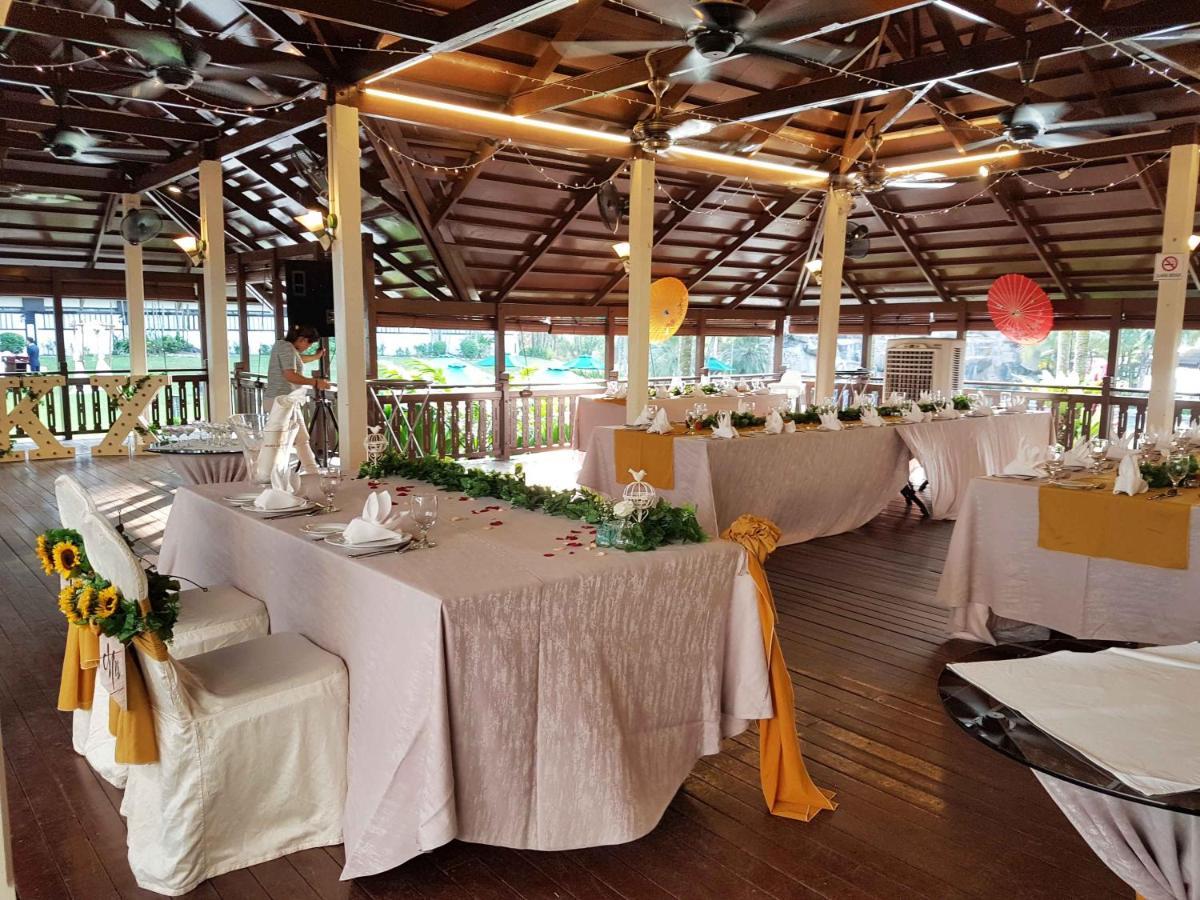 Mines Beach Resort Hotel Seri Kembangan Exteriör bild