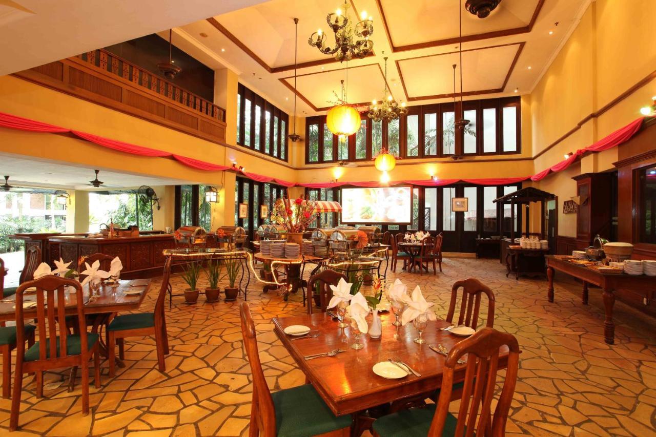Mines Beach Resort Hotel Seri Kembangan Exteriör bild