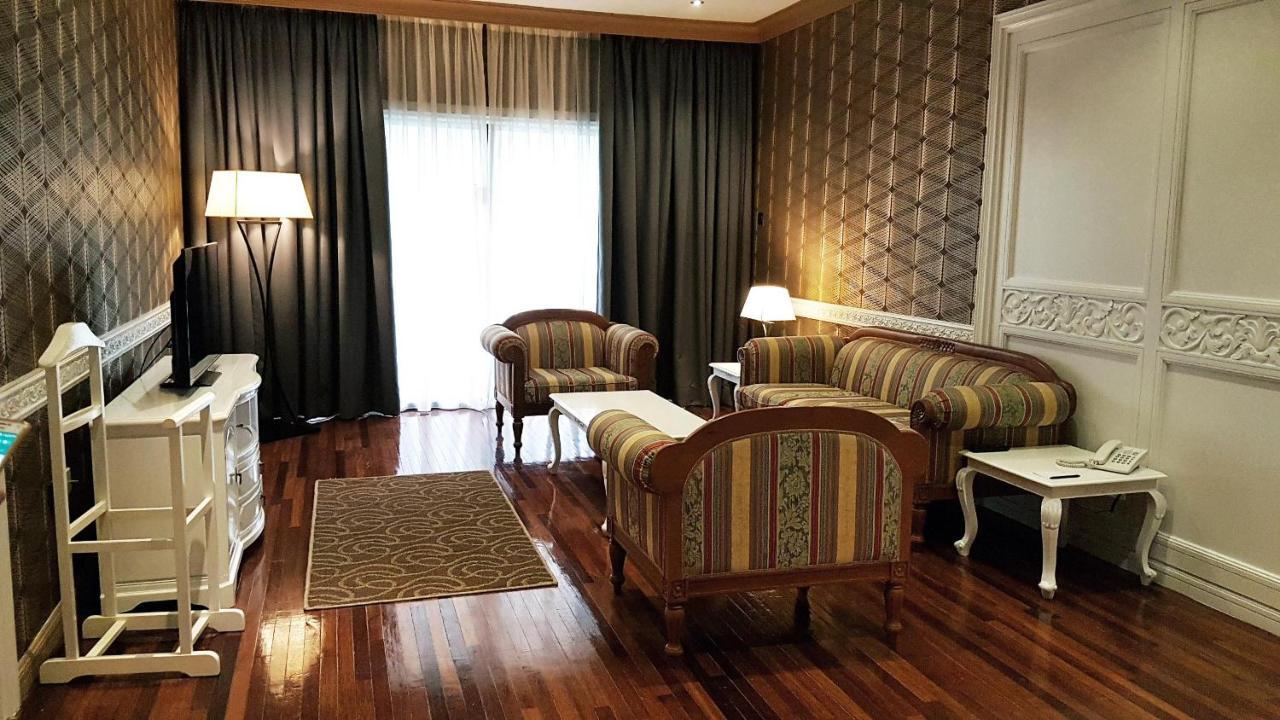 Mines Beach Resort Hotel Seri Kembangan Exteriör bild