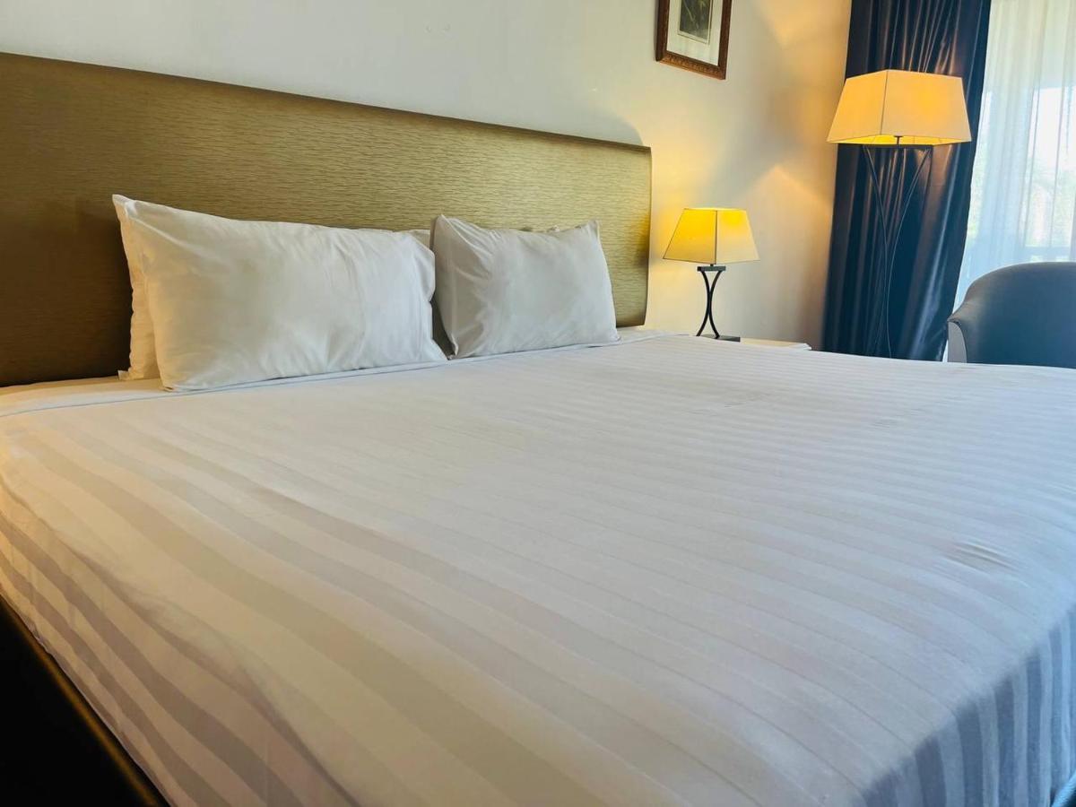 Mines Beach Resort Hotel Seri Kembangan Exteriör bild