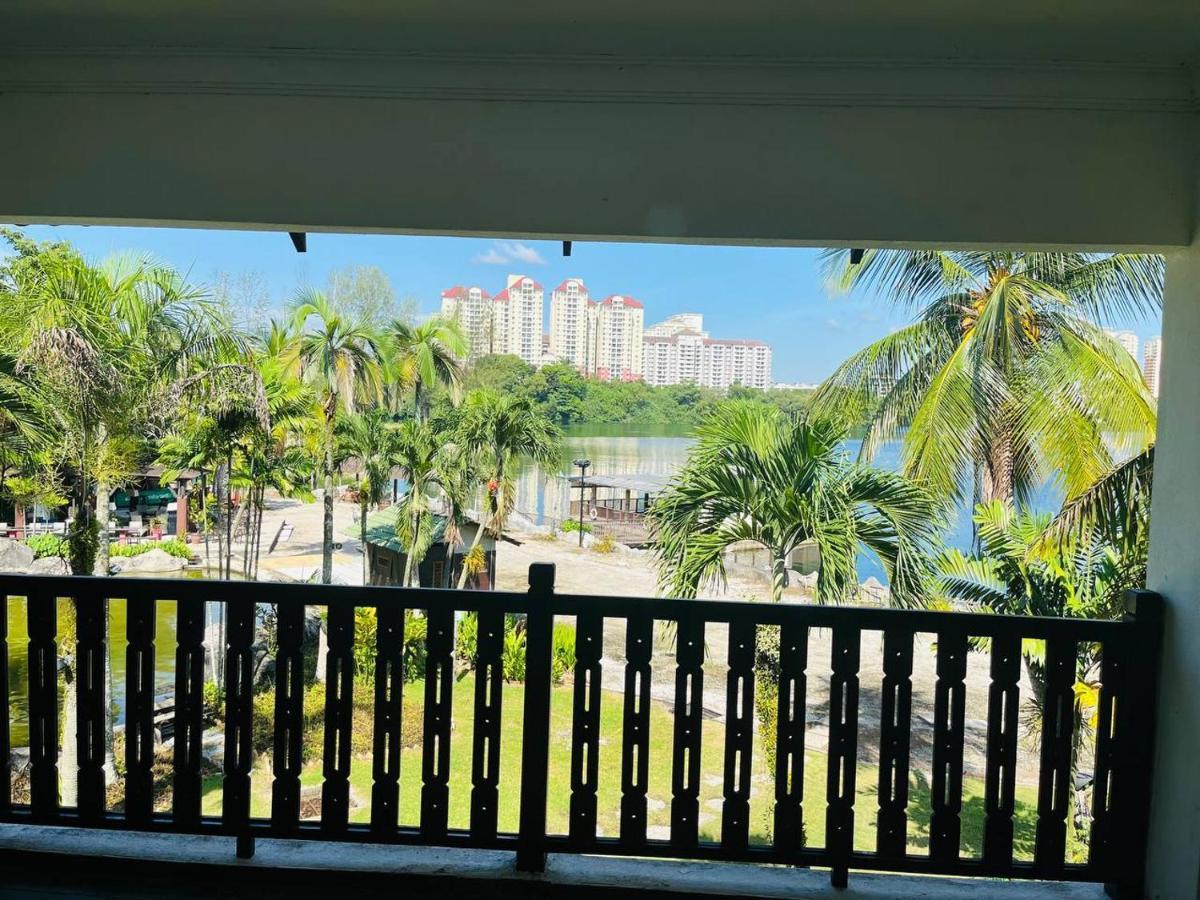 Mines Beach Resort Hotel Seri Kembangan Exteriör bild