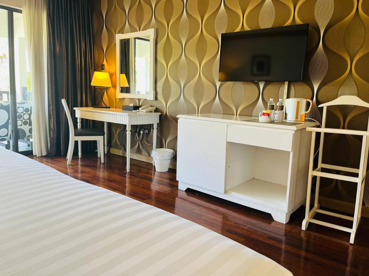 Mines Beach Resort Hotel Seri Kembangan Exteriör bild