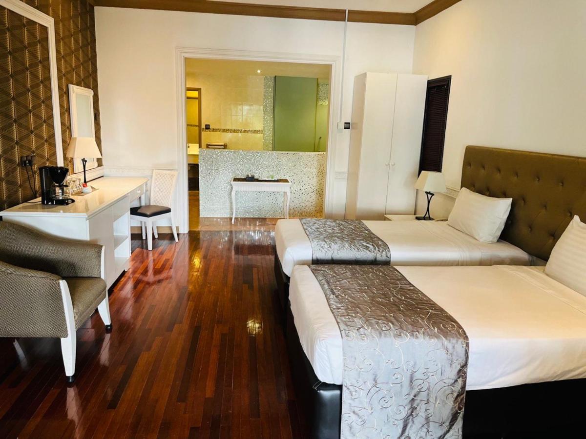 Mines Beach Resort Hotel Seri Kembangan Exteriör bild
