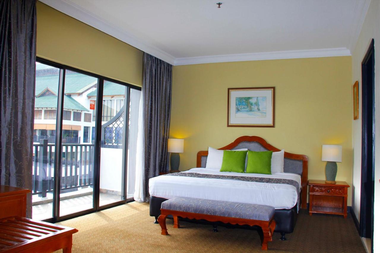 Mines Beach Resort Hotel Seri Kembangan Exteriör bild