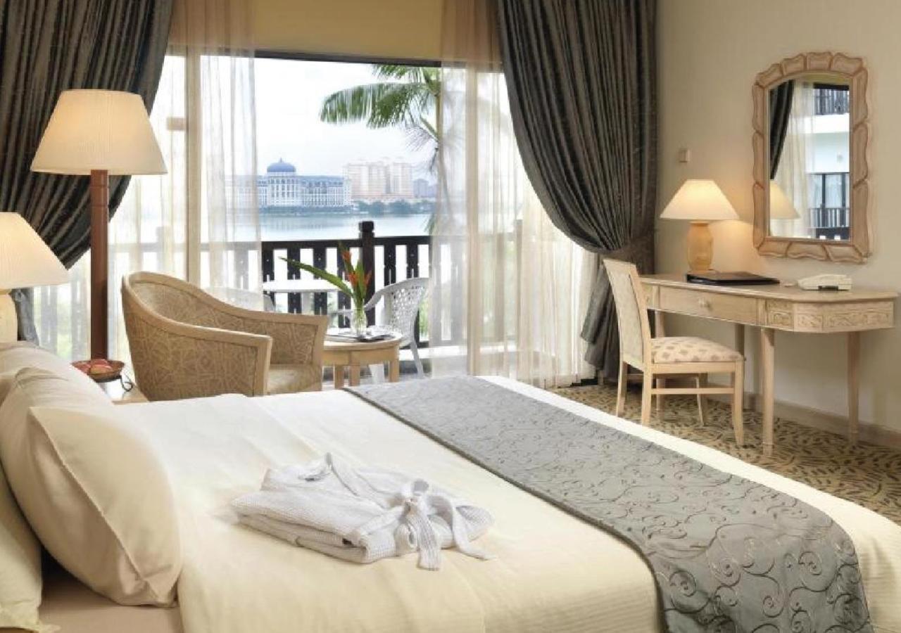Mines Beach Resort Hotel Seri Kembangan Exteriör bild