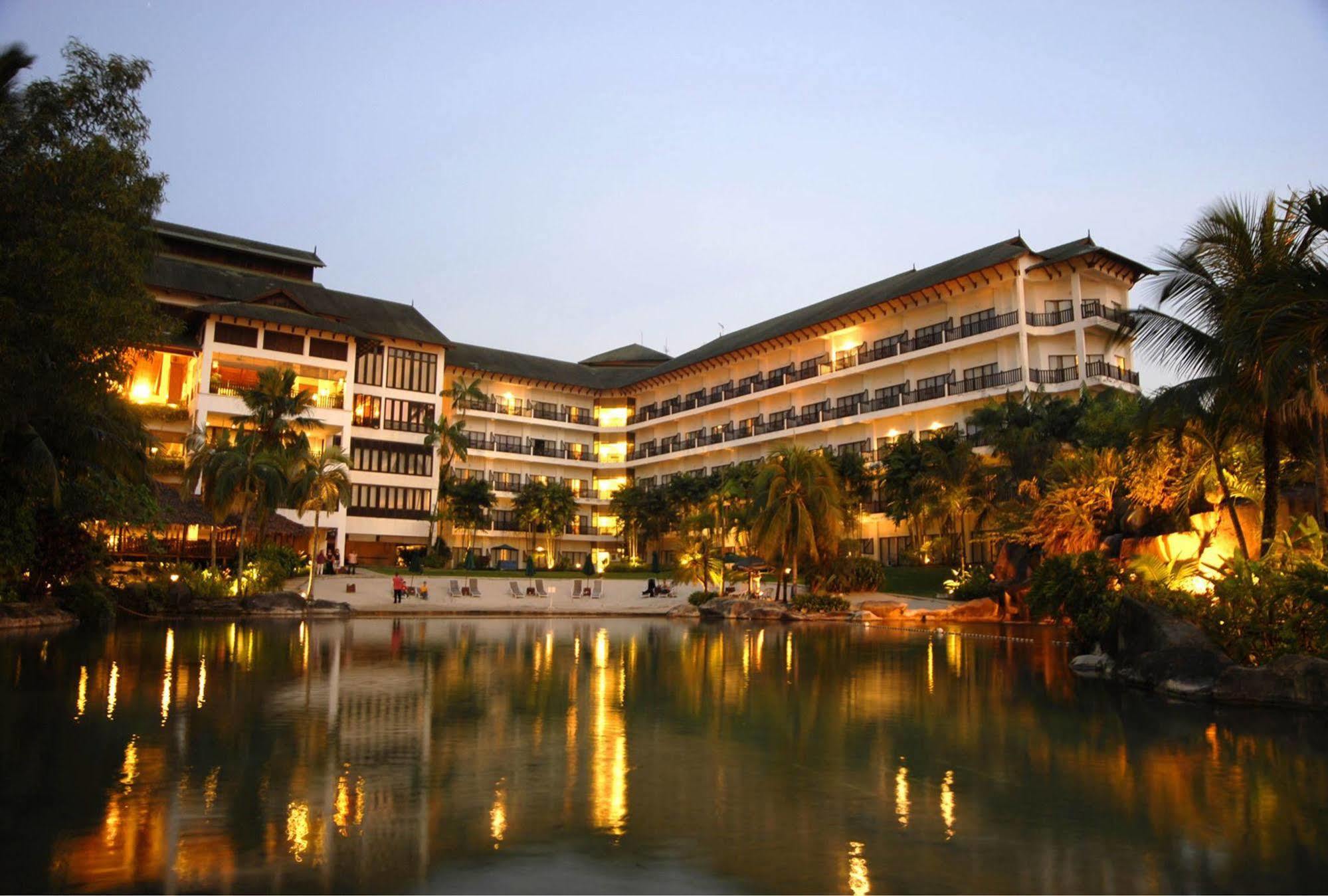 Mines Beach Resort Hotel Seri Kembangan Exteriör bild