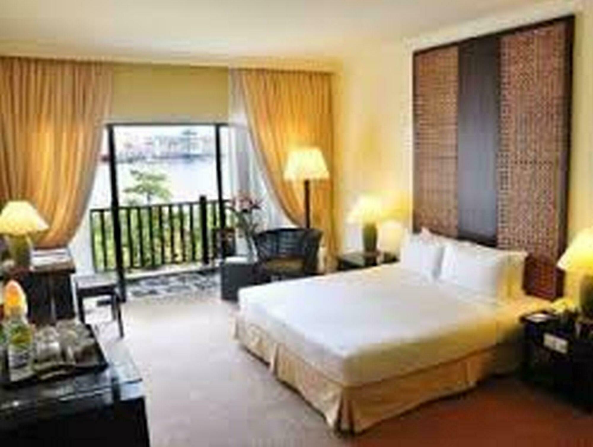 Mines Beach Resort Hotel Seri Kembangan Exteriör bild