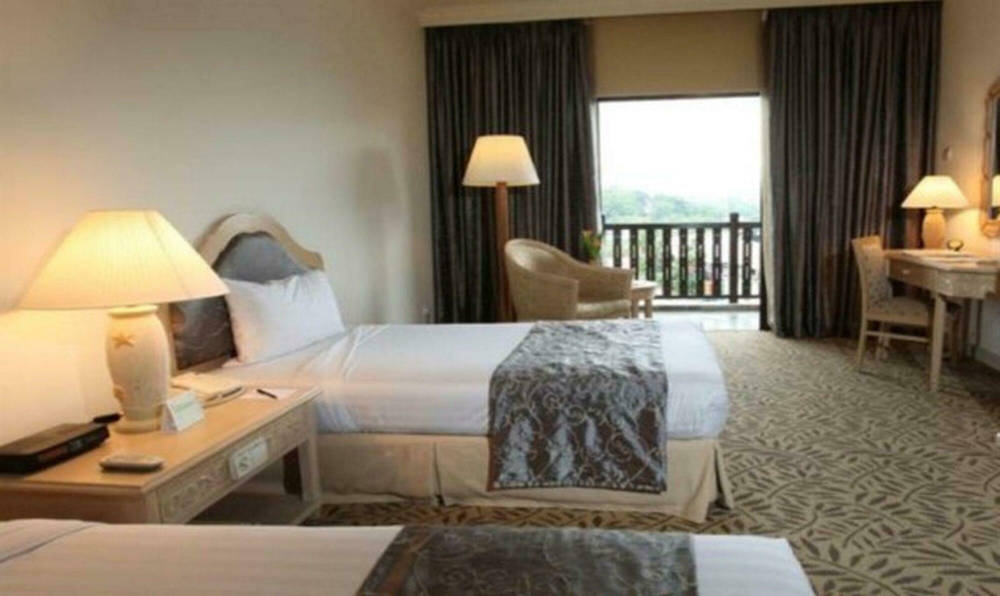 Mines Beach Resort Hotel Seri Kembangan Exteriör bild